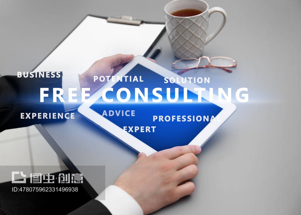 辦公室用平板電腦工作的人。咨詢服務(wù)理念Man working with tablet in office. Consulting service concept